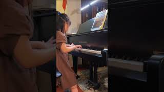 Little Girl Playing Piano | 小妹妹弹钢琴