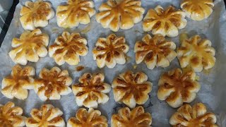 Chia sẻ cách làm bánh khóm hoa mai tại nhà