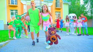 Kodėl Diana pabėgo iš mokyklos?🤯 Cheerleaders FROGS VS BUNNY! Linksmas iššūkis!