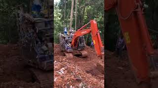 Excavator hyundai Masuk hutan dan bawa muatan yang tak lazim