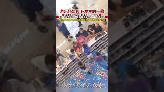 2023 06 07 两小孩在游乐场发生矛盾，黑衣服男孩的父母多次对蓝衣小孩动粗，后面甚至冲进去殴打其母亲，后续蓝衣小孩爸爸报警，称不能原谅他们#监控下的一幕 #社会百态 #引人深思 #民生