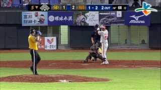 20130811 CPBL 象VS獅 5下 劉芙豪右半邊一壘安打