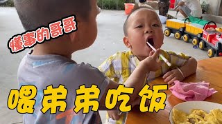 小枫枫上了几天学，吃饭变得积极了，还会喂弟弟，宝妈看了真欣慰【小枫枫和小辉辉】