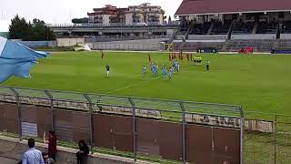 Il Trani saluta i tifosi della gradinata prima della semifinale di coppa con Pomezia