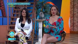 Cynthia Rodríguez Vestido Azul Ups Blancos