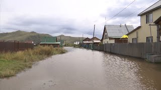 Жители района Бурятии вынуждены выбираться из домов практически вплавь