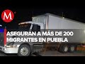 Detienen a chofer que viajaba con más de 200 migrantes en su tráiler, en Puebla