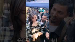 阿妹為了在市場收到便宜翡翠，調侃貨主可以做他老婆，這也太拼了吧！