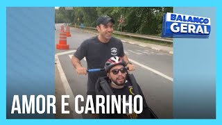 Homem improvisa veículo e leva amigo com paralisia cerebral para correr em SP