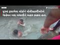 gujarat rain એ પોલીસ જવાન જેમણે પૂરમાં ફસાયેલા લોકોને ખભે ઊંચકીને બહાર કાઢ્યા monsoon