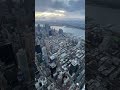 고층빌딩 옥상 난간에 서있기 standing on the roof railing of a high rise building