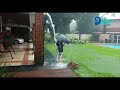 Durante una intensa tormenta, un rayo cae en el patio donde juega un niño, en Misiones