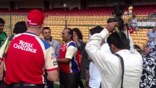 Vinay kumar meets fans outside the Chinnaswamy Stadium