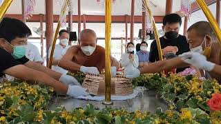 จัดเตรียมองค์พระเพื่อเข้าพิธีอัญเชิญพระพุทธรูปทองคำและพระสำคัญทั้ง 3 และจัดเรียงของสำคัญ