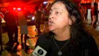 Durante protesto em Ponta do Ambrósio, bombeiros jogam água em manifestantes.flv