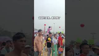 女朋友骑在自己男朋友的脖子上看表演，真竟然羡慕！