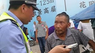 80岁老人开车被查，看到驾照5个字交警懵了，请示上级后赶紧放行