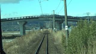 東日本大震災の津波被害から免れた常磐線の浜吉田駅～亘理駅間を走行するE721系の前面展望