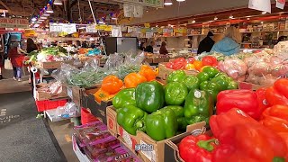 A big public market in Granville Island, you can buy/eat various foods 固蘭湖島公眾集市，裡面就像一個寶庫，你想買的吃的都在這裡了