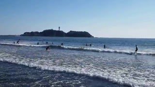 平成２８年　元旦　鵠沼海岸のサーファー　遠くに江の島　２０１６．１．１　Enoshima Kugenuma Fujisawa