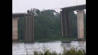 Balsa atinge ponte e estrutura desaba no rio Moju, no Pará