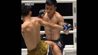 Petmuangsri catches Denphuthai’s finger with a kick for the injury stoppage 😬