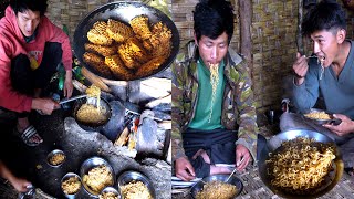 Sanjip is cooking and sharing pocket noodles with friends || Young couples are in pastoral Nepal