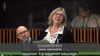 Elizabeth présente une pétition sur l'aquaculture du saumon