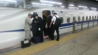 JR新大阪駅　JR東海　東海道新幹線　JR西日本　山陽新幹線　乗務員交代シーン　後部車掌　先頭部運転士 　おまけ　27番線　立ち番の様子　乗降終了合図