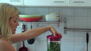 How to make Cleansing Green Juice with a blender and Tracy