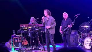 Colin Blunstone sings his classic Alan Parsons number “Old and Wise” live in Phoenix.