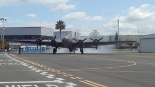 B-17 爆撃機 エンジンスタート .  B-17 Flying Fortress Engine Starts Bomber in Hayward, USA