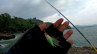 BIKIN KETAGIHAN‼️CASTING JIG DI PINGGIRAN LAUT PAS IKAN LAGI GANAS NYAMBAR UMPAN