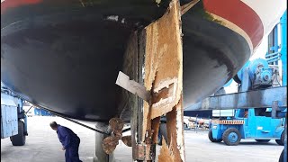 Orcas (killer whales) destroy the rudder of a yacht on delivery off the Coast of Spain