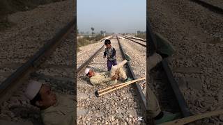 Mazure  Naujawan train ki patari mein fans Gaya#muslim#foryou#viralvideo#shorts#allah#trend