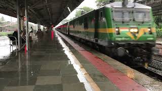 Empty 22921 Bandra Terminus - Gorakhpur Antyodaya Express heading towards Yard