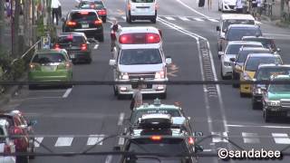 救急車対向車線を緊急走行。An ambulance urgently ran the opposite lane.