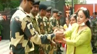 J\u0026K: Women tie 'rakhis' to BSF jawans at Indo-Pak Border