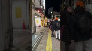 日本人が電車に乗れば騒音はありませんが、アジア人が日本の電車に乗るととてもうるさいです。#shorts