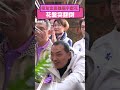 尷尬！侯友宜高雄廟宇參香獻花　花盤突翻倒｜nownews 政治 國民黨 侯友宜 高雄 獻花