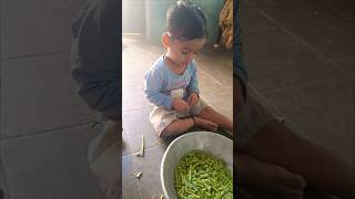 మా బాబు ఫస్ట్ టైం వెజిటేబుల్స్ కట్ #yt #baby #shorts #vegetables