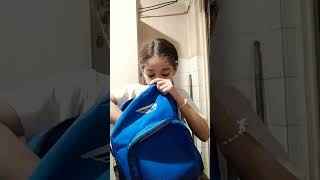 muchachos Adivinen que tiene dolor en la mochila que tiene Dora una botella