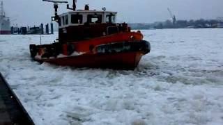 Eisbrecher vor den Landungsbrücken