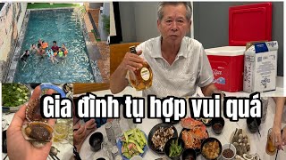 Gia đình tụ hợp ăn uống Ba Má rất vui