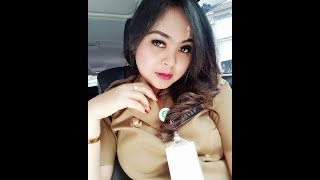 PNS cantik lakukan ini di mobil nya PNS cantik lakukan ini di mobil nya