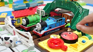 Thomas the Tank Engine & Plarail☆Stationmaster Thomas' railroad crossing station