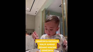 GEMESNYA RAYANZA MALIK AHMAD SEDANG MAKAN GEMESNYA