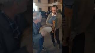 Peppe Ghiacciolo sostiene Lucio Pontiero alla zampogna