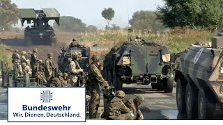 Bundeswehrsoldaten beim Angriff über ein Gewässer
