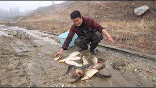 Large Fishing Scene, Where the Guy Battle Against the Black Pit, This Big Fish Is Really Fierce